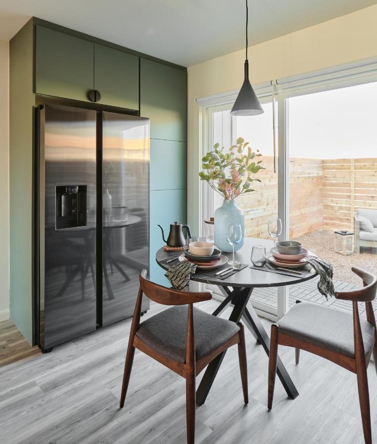Midcentury Couples Designer Loft - Casa Tuya Apartment Austin Bagian luar foto