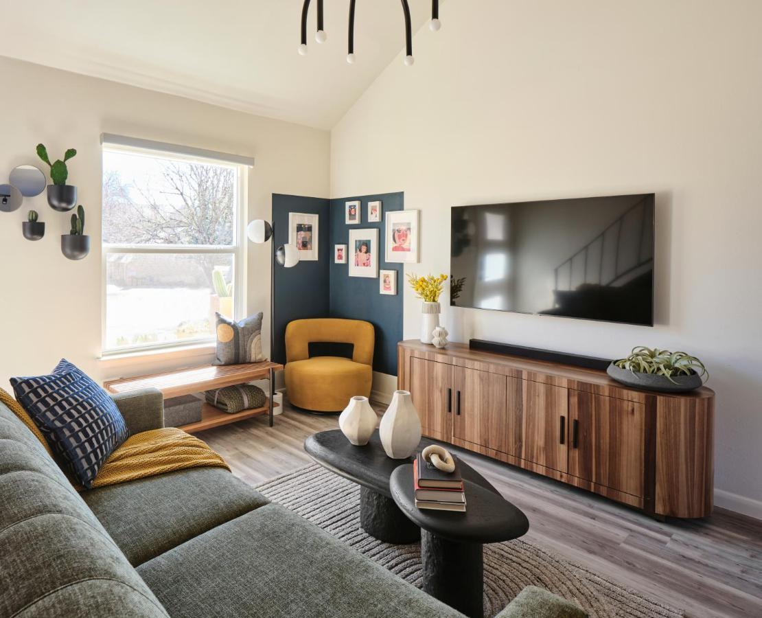 Midcentury Couples Designer Loft - Casa Tuya Apartment Austin Bagian luar foto