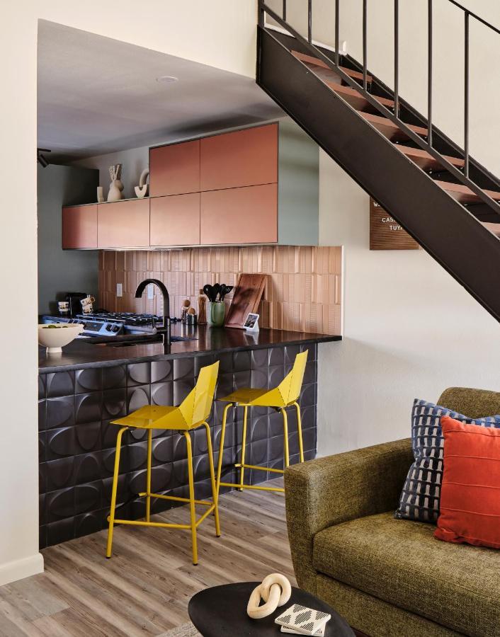 Midcentury Couples Designer Loft - Casa Tuya Apartment Austin Bagian luar foto